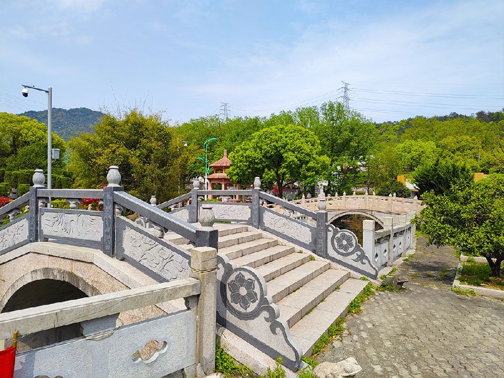 在宁波九峰陵园购买墓地需要考虑哪些因素？